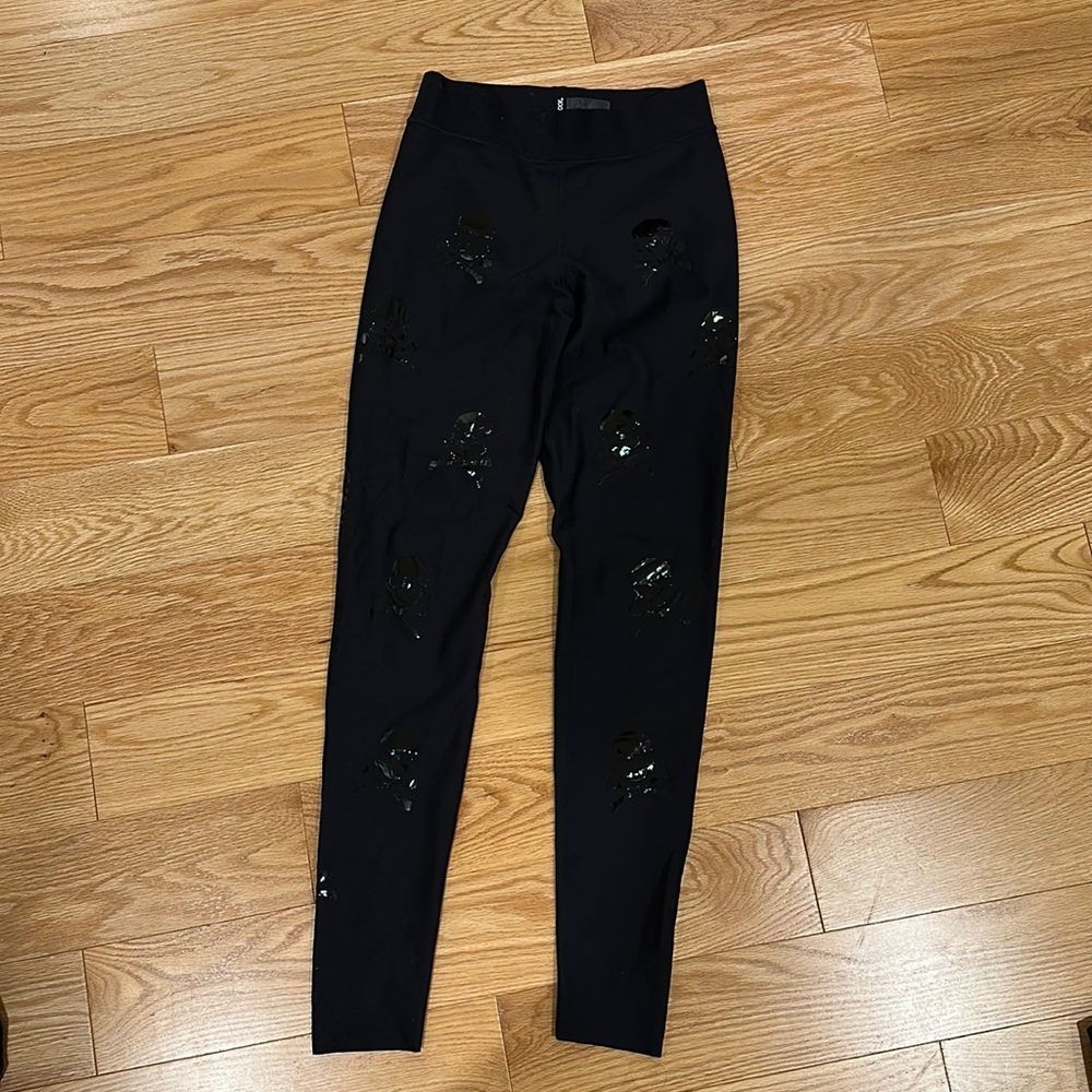Black Ultracor leggings w/ skulls